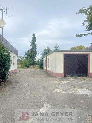 Objektansicht, Weg zwischen Haus und Großraumgarage.