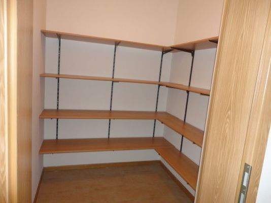 Abstellraum mit Regalbrettern