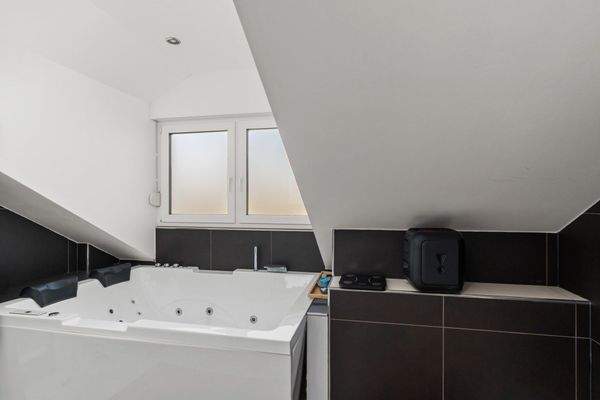 Wohnung 2 Dachgeschoss Bad