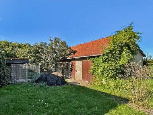 Nebengebäude mit Garage