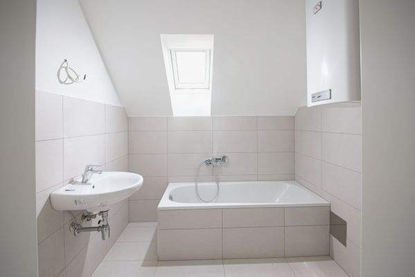 Bad mit Waschbecken, Badewanne ...