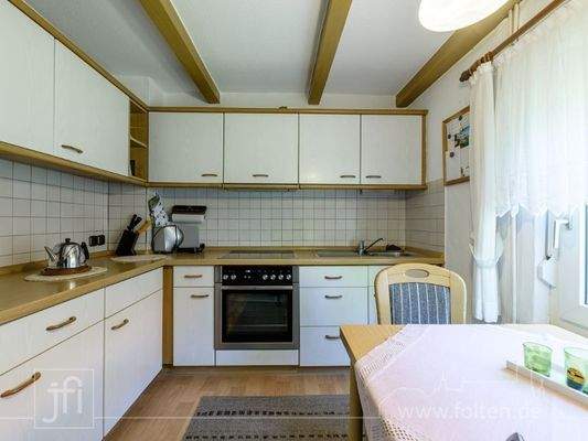 Küche mit Sitzgelegenheit