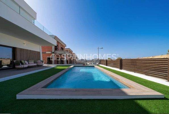Villas with Private Pools Near the City in Finestrat