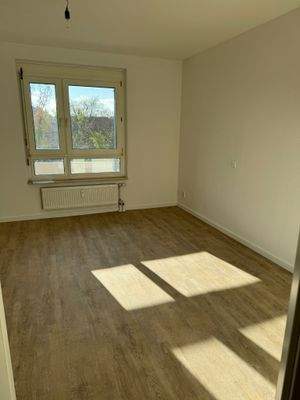 Leeres Zimmer mit Fenster