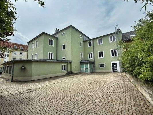 Innenhof mit Stellplätzen