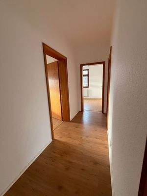 Heller Flur mit Holzboden