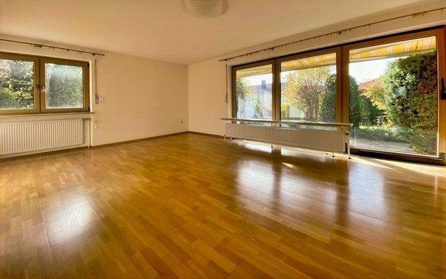 Wohnzimmer mit Zugang zur Terrasse