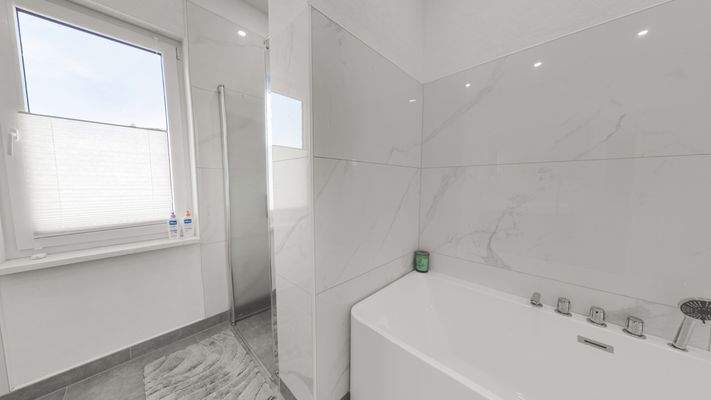 Dusche und Badewanne