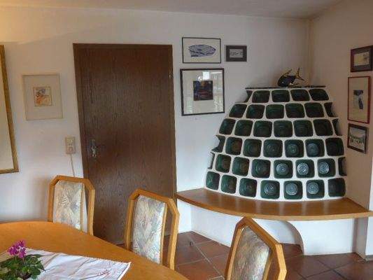 Kachelofen im Wohn-Essbereich.JPG