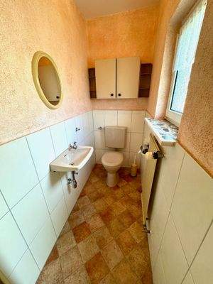 T20 Vorderhaus Gäste WC.jpg