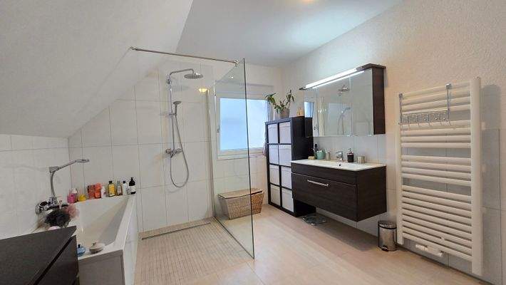 Großzügiges Tageslichtbad mit ebenerdiger Dusche und Badewanne