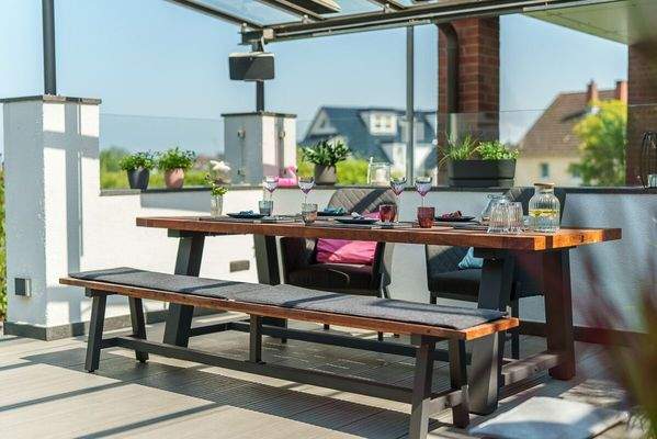 Überdachter Essplatz im Außenbereich