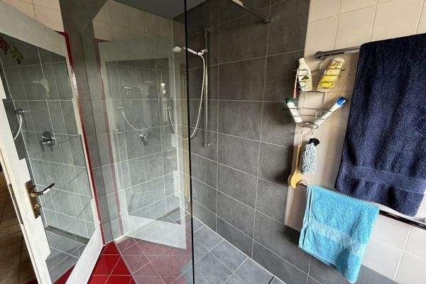 ebenerdige Eck-Dusche