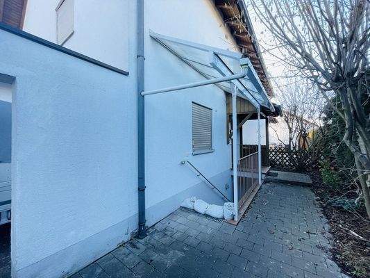 Eingang und Kellerabgang