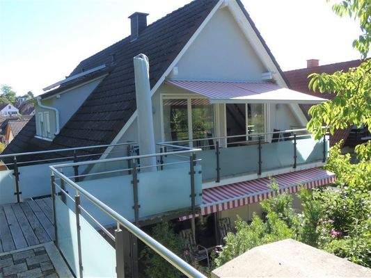 Wohnbeispiel - Blick vom Garten auf Balkon