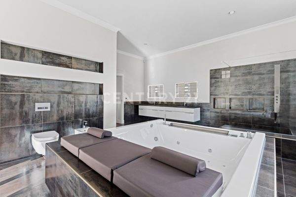 Wellnessbad der Extraklasse mit Whirlpool