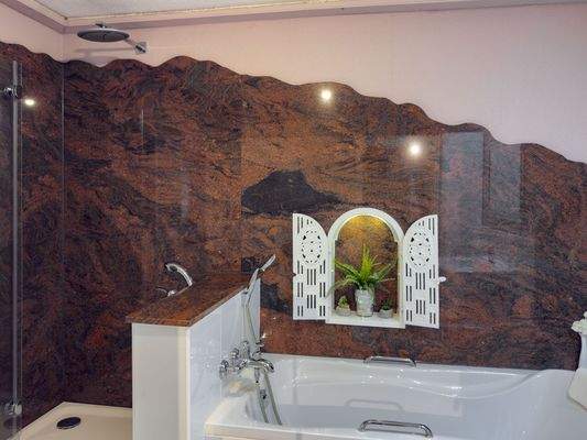 Mit Badewanne und Dusche