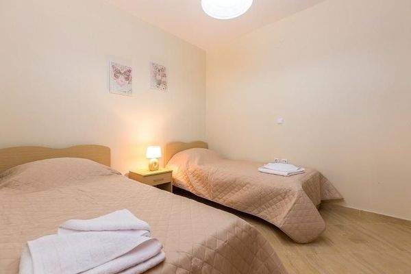 Kreta, Panormos: Haus mit 2 Wohnungen in einer Wohnanlage zu verkaufen