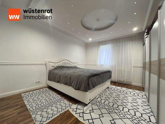 Design-Schlafzimmer mit Deckenelementen und indirekter Beleuchtung