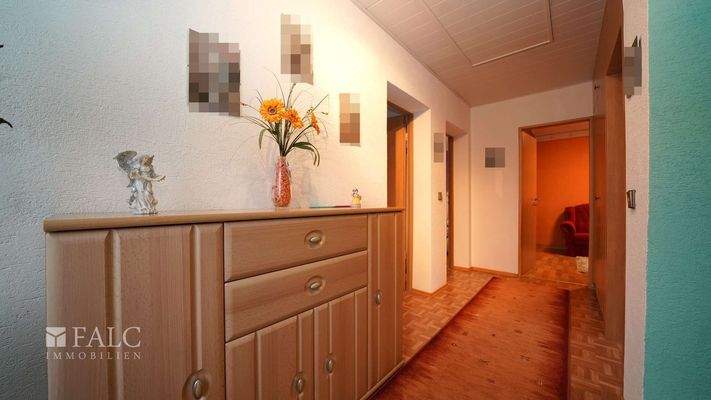 Breit und freundlich