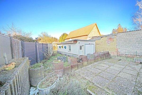 Grundstück mit Garage (Nebengelass)