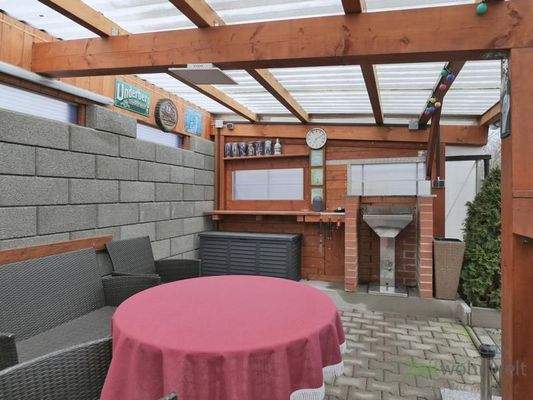 überdachter Sitzplatz mit Grill