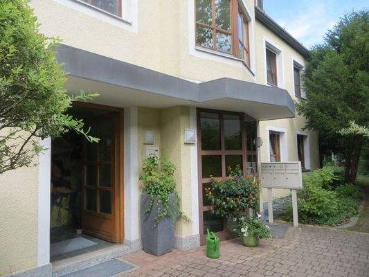 gepflegte Eingangssituation mit eigenem Eingang