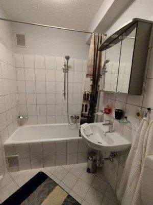 modernes Bad deckenhoch gefliest, weisse Fliesen