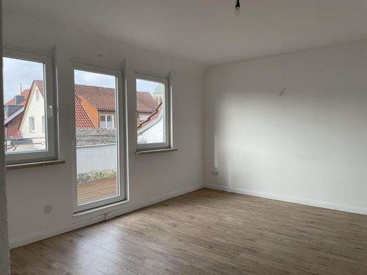 Wohnbereich mit Zugang zum Balkon DG