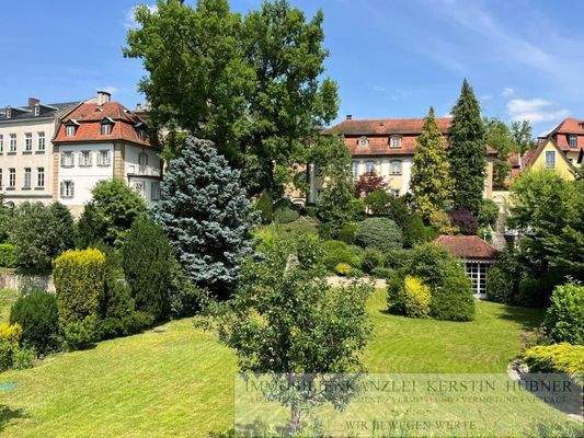 Blick über den Park zu den Gebäuden