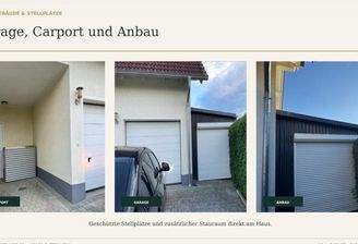 Neben der Garage steht ein Carport zur Verfügung. Der Anbau ergänzt das Ensemble um weitere Abstellmöglichkeiten. Lage und Gestaltung der Bereiche zeigen die Originalaufnahmen.