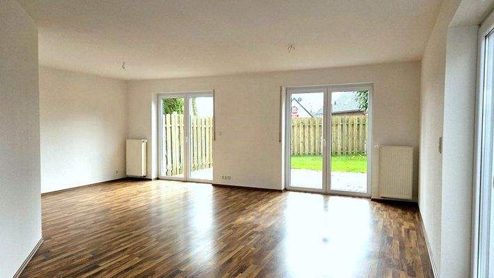 großzügiges, helles Wohnzimmer