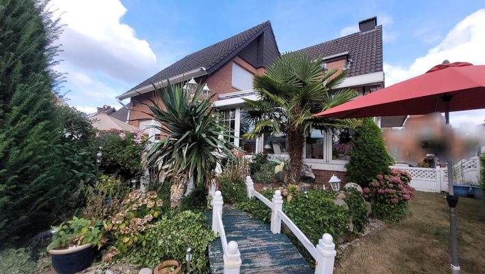 Idyllische Ansicht aus dem Garten auf das Haus