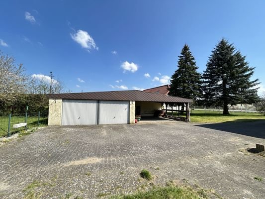 Doppelgaragen und Doppelcarport