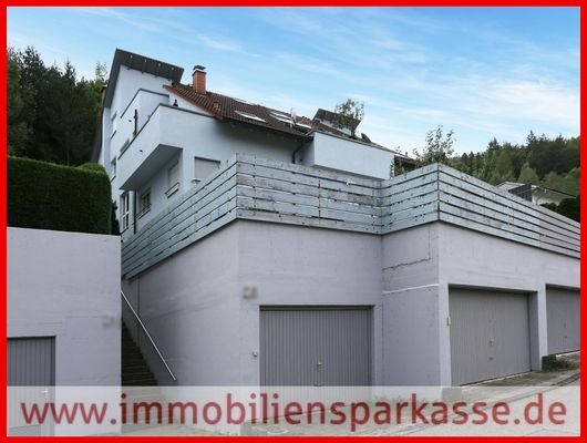 Hausansicht mit Garage