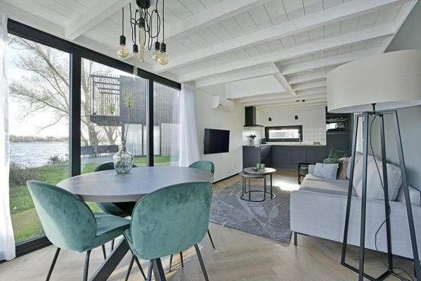 Luxus 4-Personen-Ferienhaus direkt am Wasser im Roompot Lakeside Resort Brielle mit 2 Schlafzimmern und 2 ensuite Badezimmern036