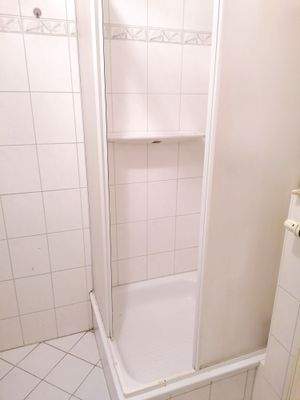 gefliestes Bad mit Dusche