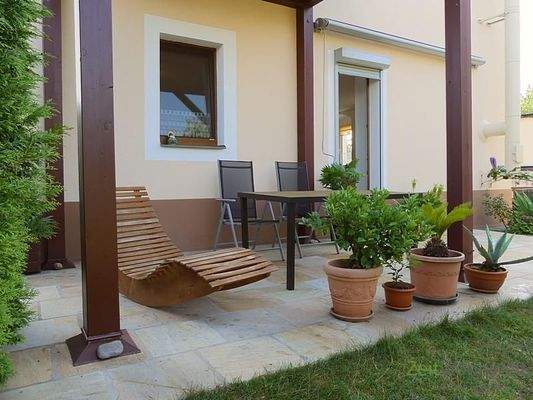 eigene überdachte Terrasse