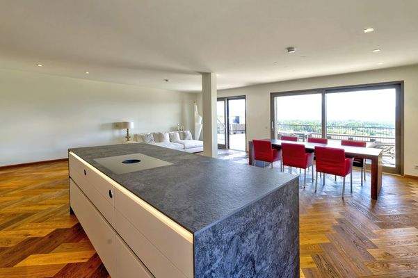 Großzügige Fensterflächen durchfluten die Wohnung mit Tageslicht