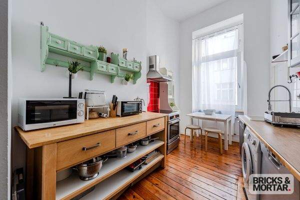 Geräumige Küche mit Essbereich und Nische