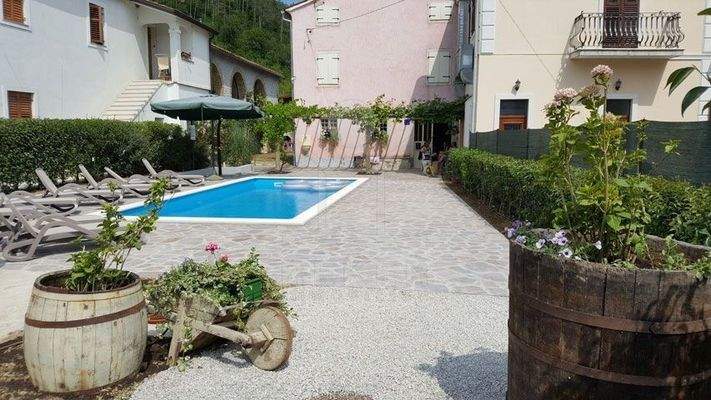 Ein fantastischer Pool schmückt das Exterieur