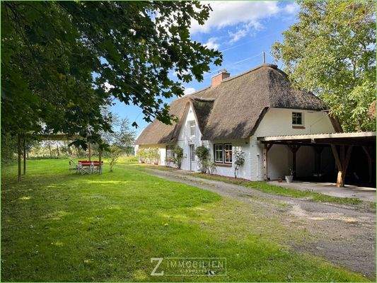 Reetdachhaus mit Carport