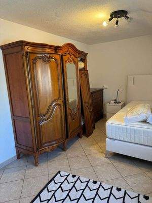 Schlafzimmer mit Kleiderschrank und Kommode