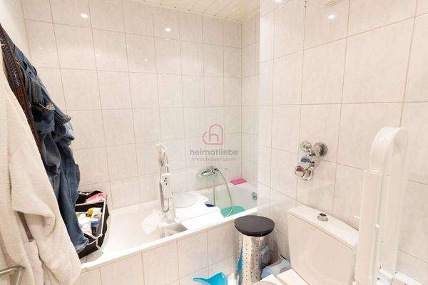 Bad mit Dusche und Wanne Ansicht 2