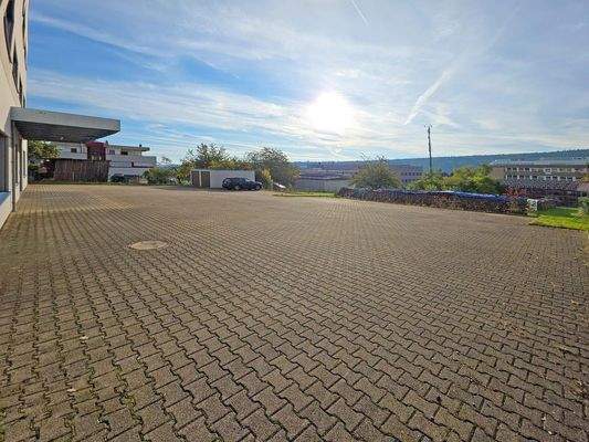 Hof- und Parkfläche