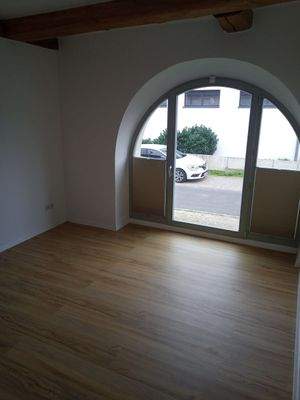 Wohnzimmer mit Rundbogenfenster