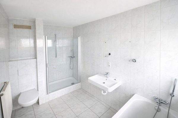 Bad mit Wanne & Dusche