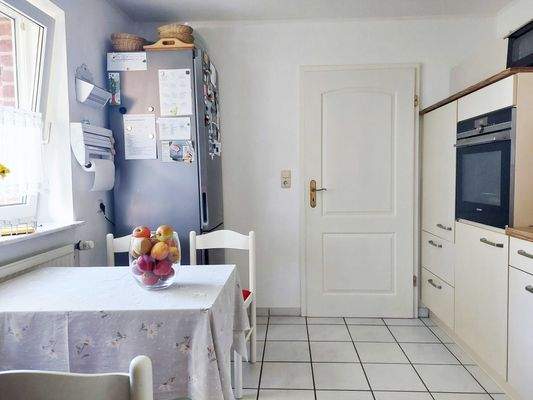 helle Küche mit Essplatz