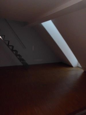 Offenes Zimmer mit Ausgang zur Terrasse