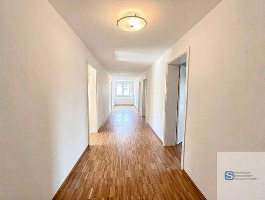 Flur - (KI bearbeitet)